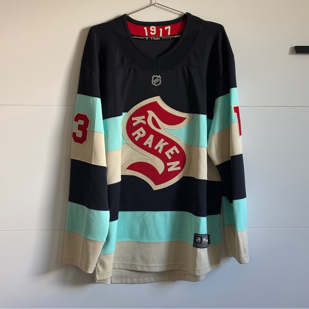 Seattle Kraken Hockey Jersey L winter classic
